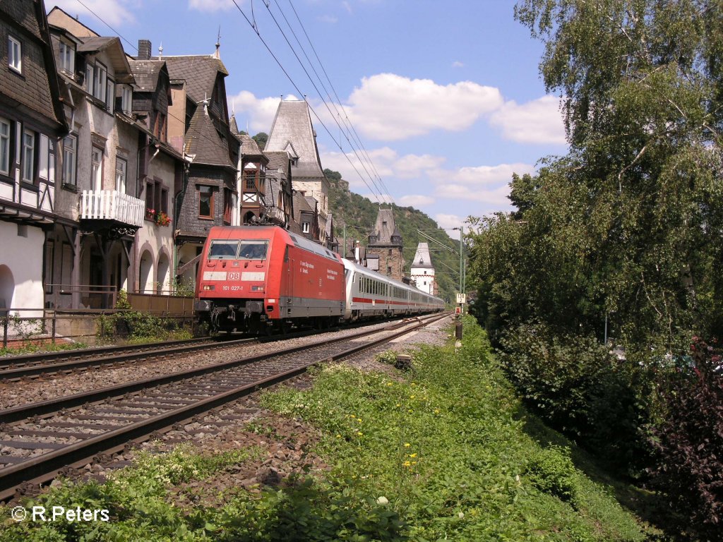 101 027-1 zieht den IC 2013 Magdeburg -Obersdorf an Bacharach vorbei. 24.07.08
