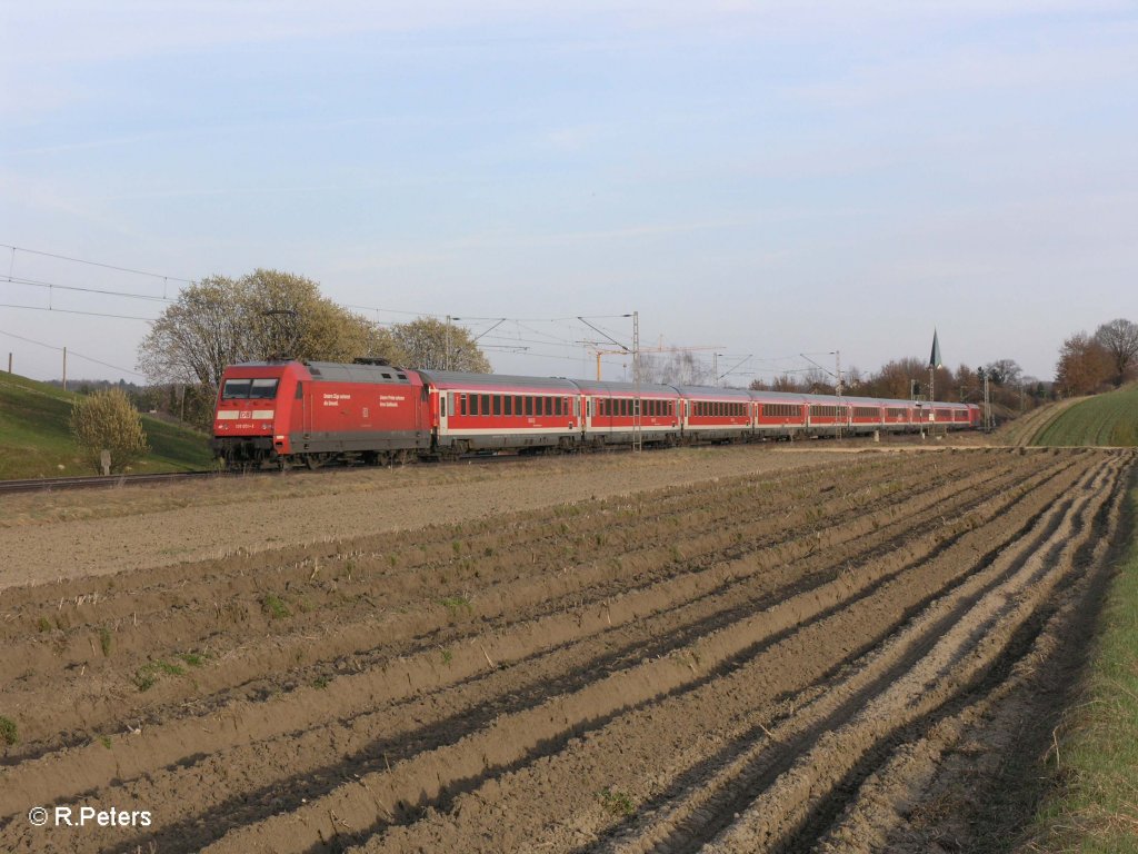 101 051-1 schiebt RE4039 Ingolstadt - Mnchen bei Fahlenbach. 24.03.11