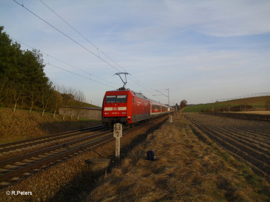 101 051-1 schiebt den RE4039 nach Mnchen bei Fahlenbach. 24.03.11