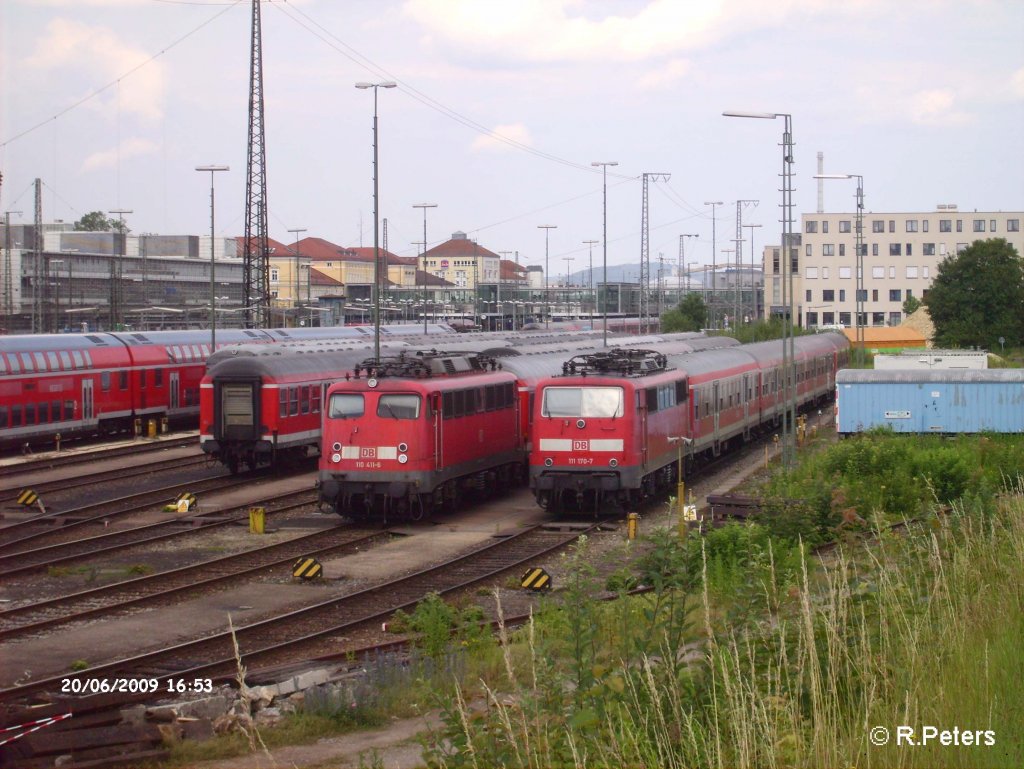 110 411-6 und 111 170-1 stehen in Regensburg abgestellt. 20.06.09