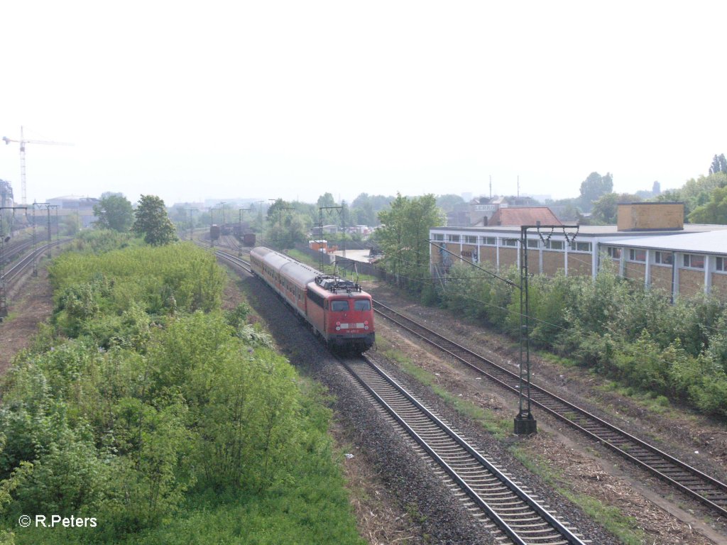 110 470-2 verlsst Regensburg mit einer RB. 01.05.09