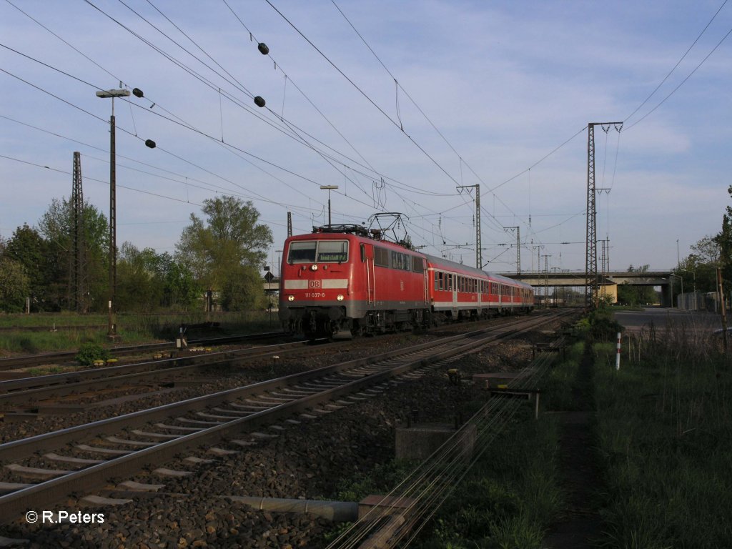 111 037-8 fhrt mit der RB32530 nach Regensburg an Ost vorbei. 29.04.10