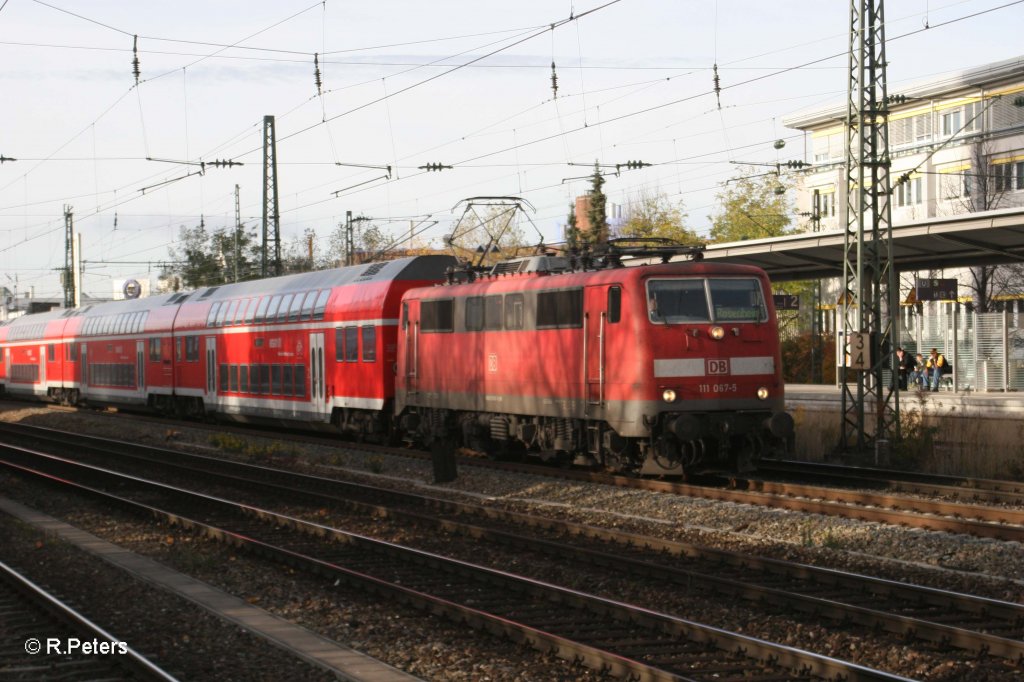 111 067-5 mit RE30042 nach Rosenheim am Heimeranplatz. 04.11.10