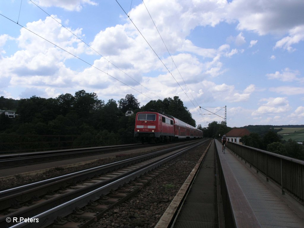 111 178-0 zieht den RE Mnchen ber die Donaubrcke bei Regensburg. 20.06.09