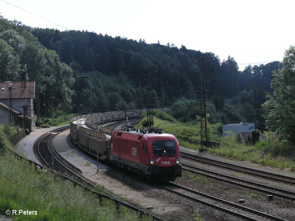 1116 275-7 zieht ein leeren Autotransportzug durch Hellwang-Elixhausen. 13.06.09