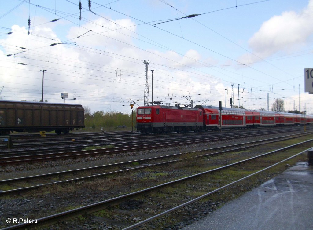 112 104-5 zieht den RE1 Eisenhttenstadt auf ein Ausweichgleis im Ziel Bahnhof. 21.04.10