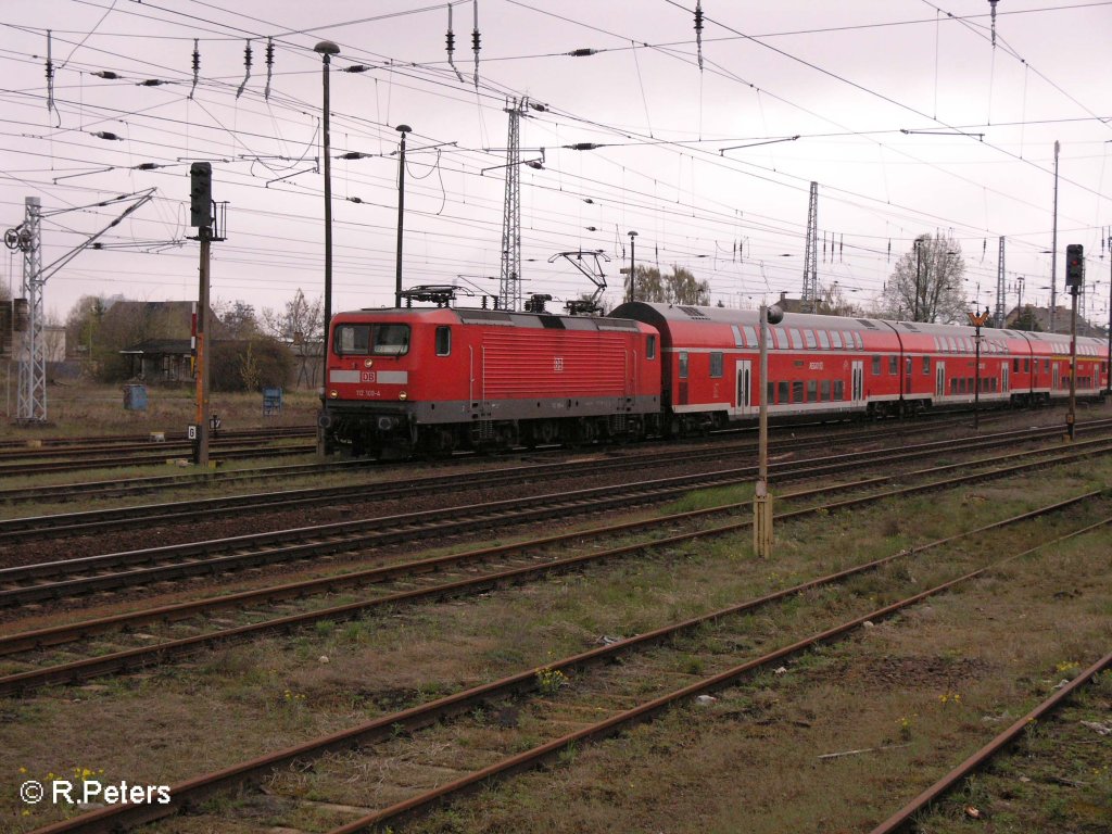 112 109-4 zieht den RE1 aus den Bahnhof Eisenhttenstadt. 15.04.08
