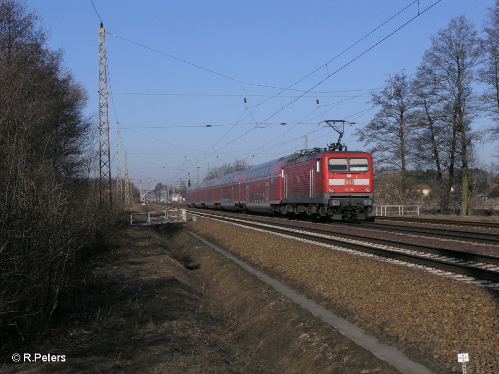 112 110 schiebt den RE 18168 nach Brandenburg HBF bei Briesen (Mark) 08.03.11