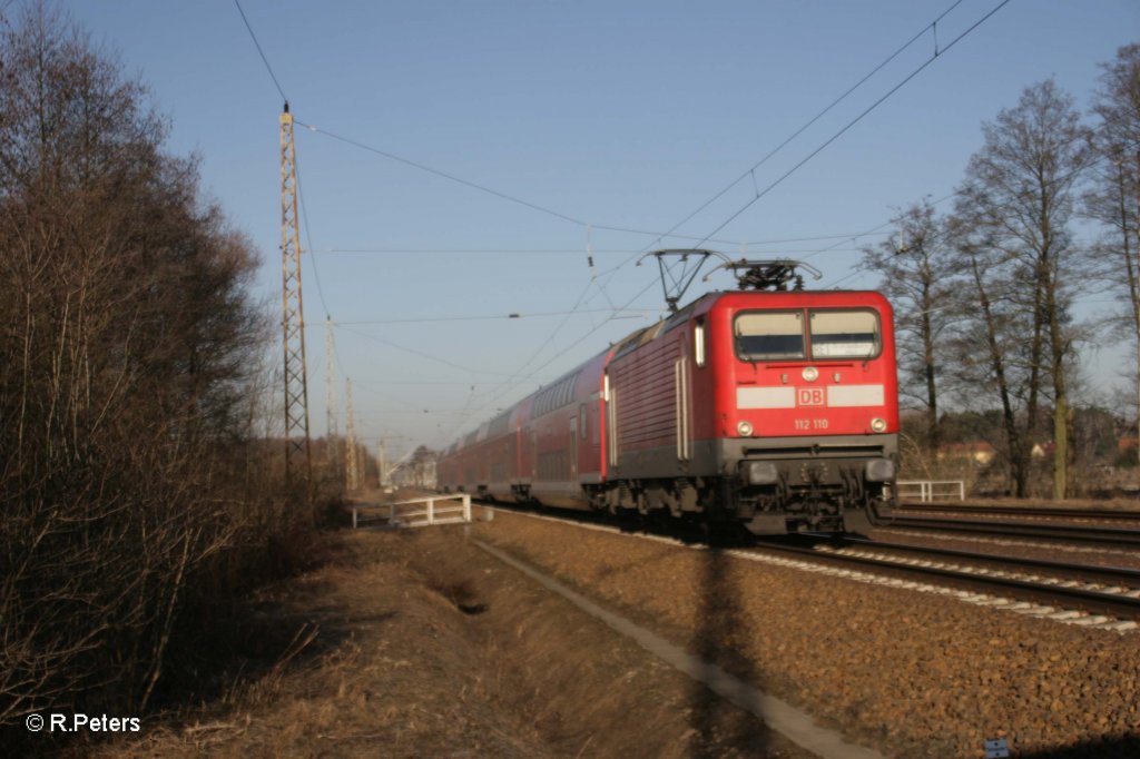 112 110 zieht bei Briesen(Mark) den RE 18151 nach Frankfurt/Oder. 08.03.11