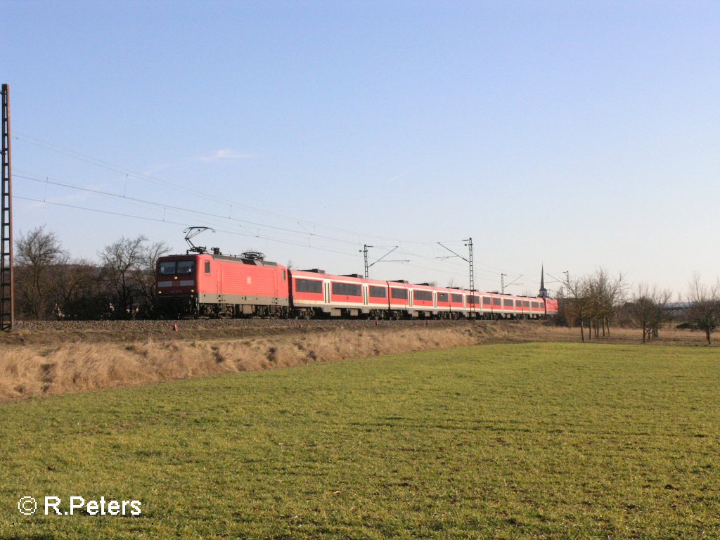 112 177-2 zieht im Sandwitch ein RE Frankfurt/Main bei Thngersheim. 16.02.08