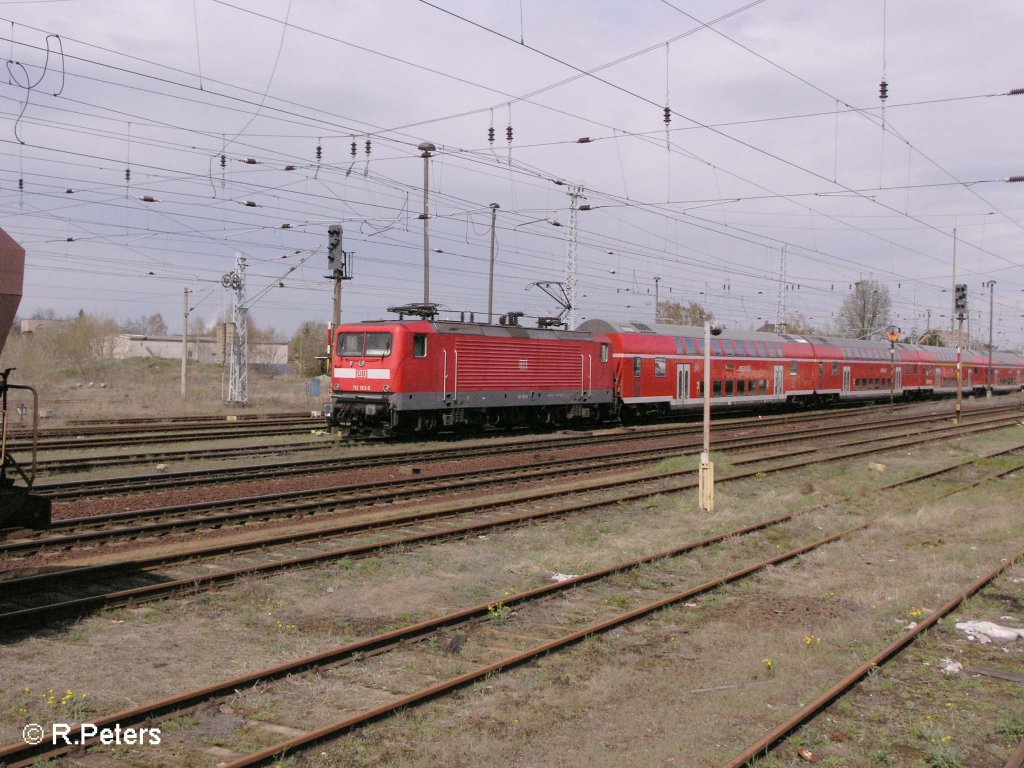 112 183-9 zieht den RE1 auf ein Ausweichgleis in Eisenhttenstadt. 14.04.08