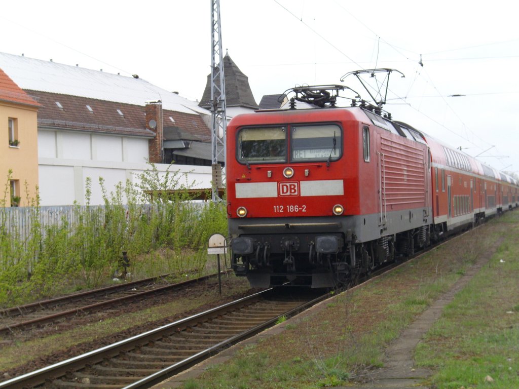 112 186-2 fuhr am 21.04.10 in Eisenhttenstadt mit dem RE1 ein.