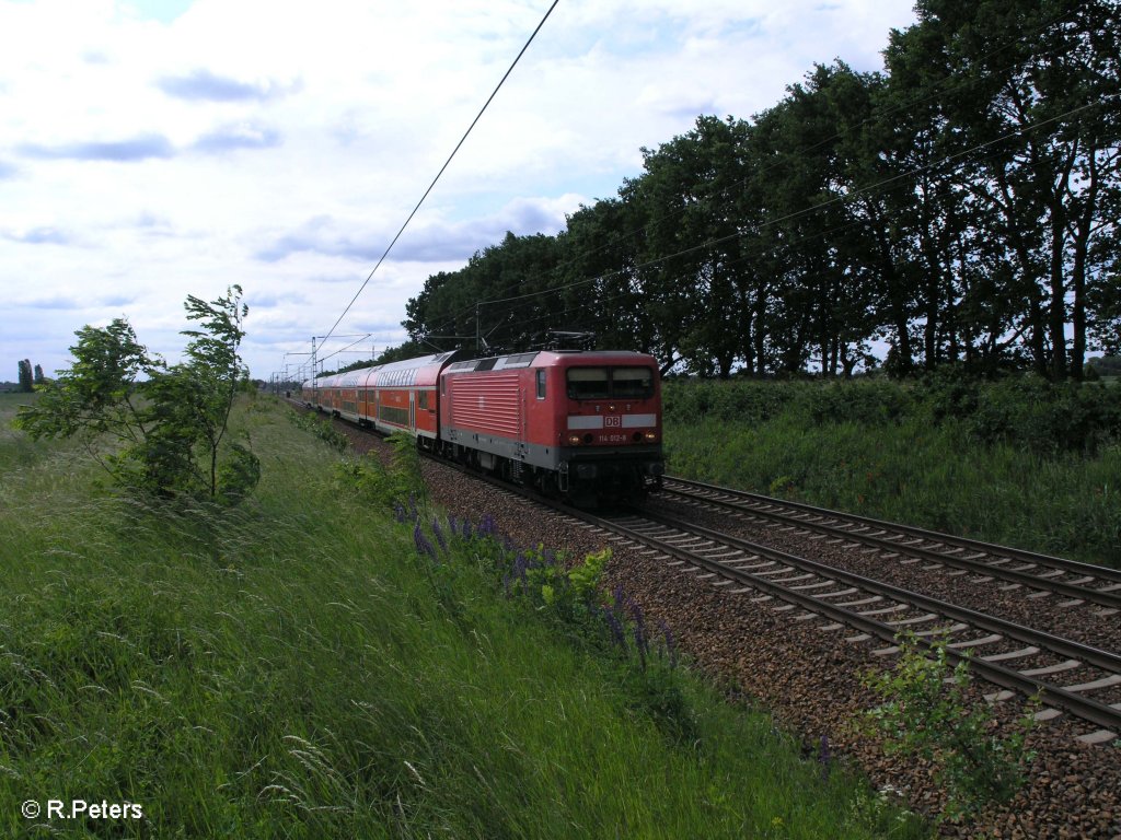 114 012-8 zieht bei Jacobsdorf(Mark) den RE38081 Frankfurt/Oder. 29.05.09
