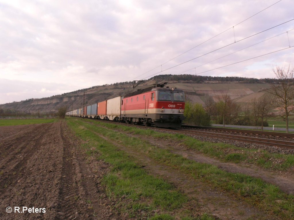 1144 200 zieht ein Containerzug bei Thngersheim durchs Maintal. 12.04.08
