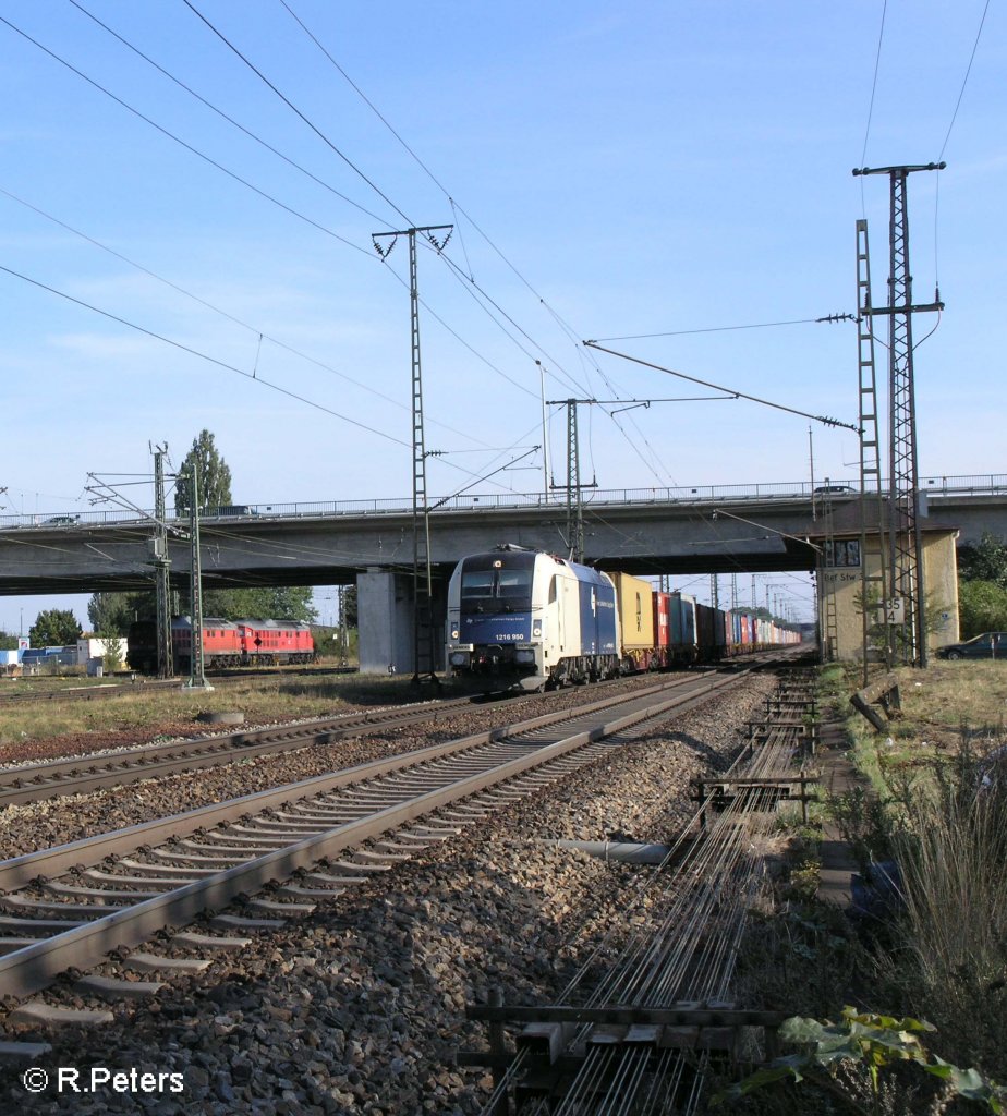 1216 950 zieht ein Containerzug an Regensburg Ost vorbei. 09.09.09