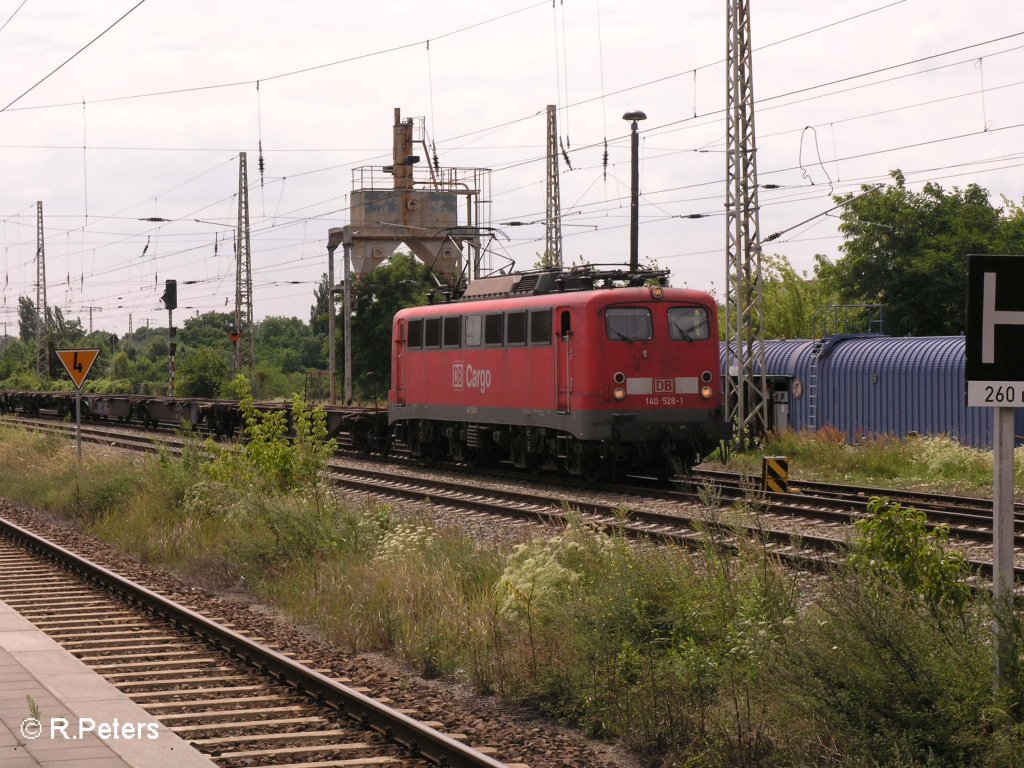 140 528-1 fhrt in Frankfurt/Oder mit ein leerne Containerzug ein. 15.07.08