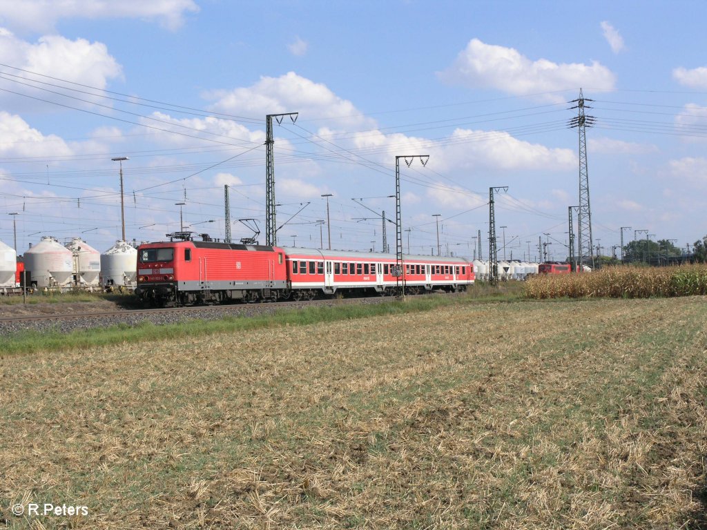 143 022-2 zieht mit der RB32526 Regensburg HBF an Regensburg Ost vorbei. 27.08.09
