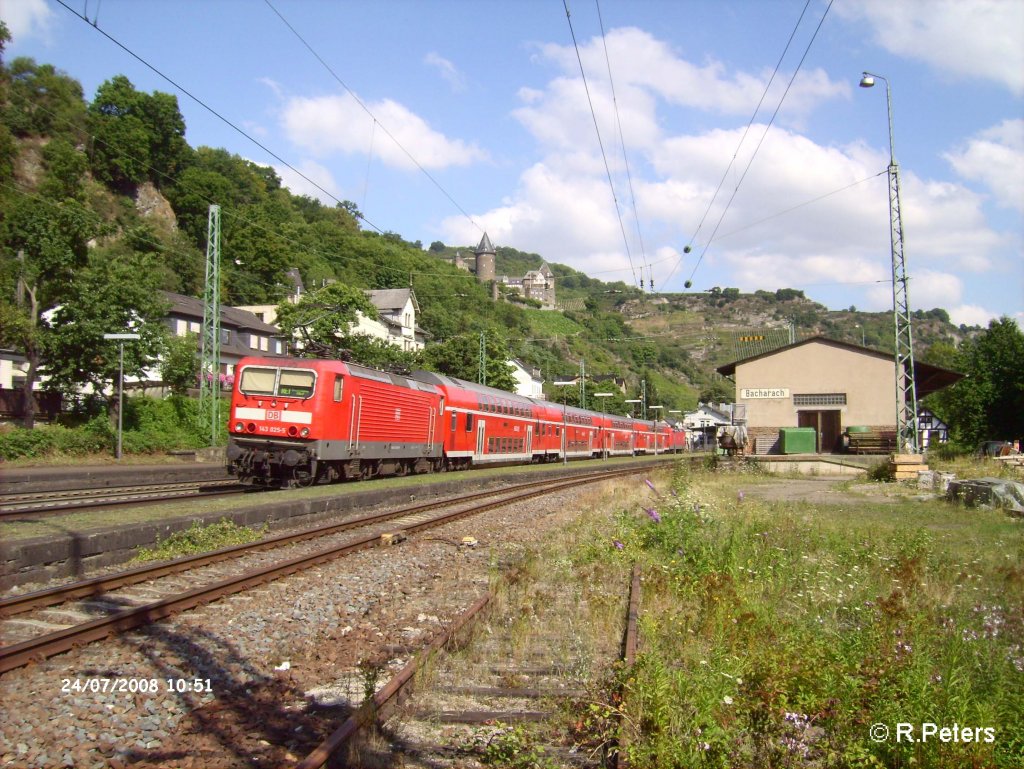 143 025-5 erreicht Bacharach mit ein RE Koblenz im sandwitch. 24.07.08