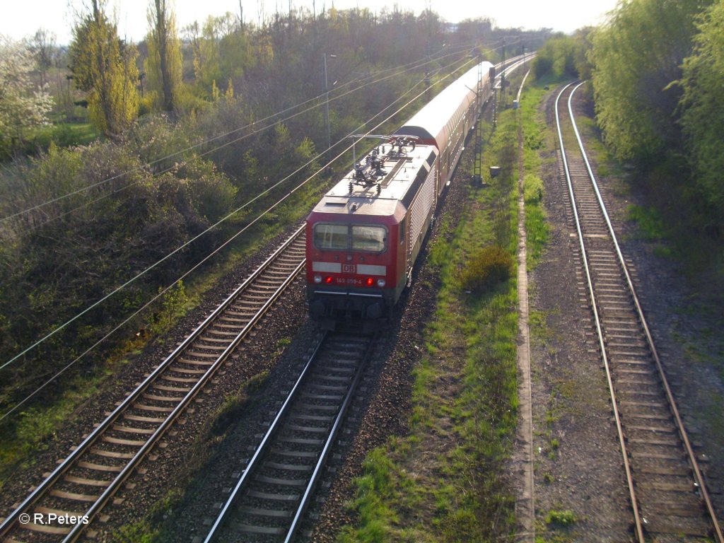 143 059-4 schiebt die S-Bahn aus den Bahnhof Schkeuditz raus. 22.04.10