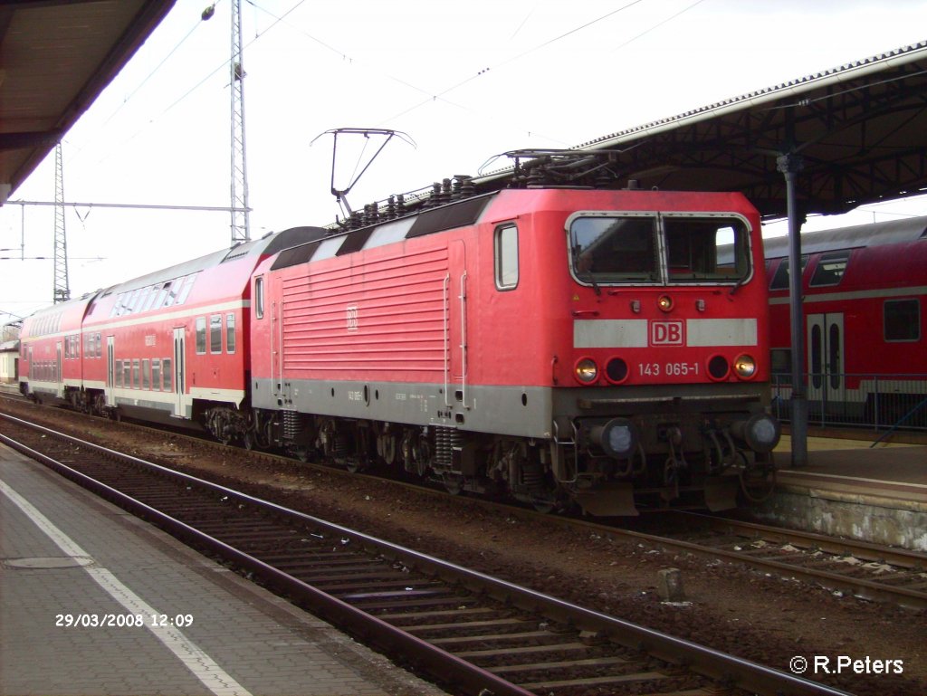 143 065-1 steht in Cottbus mit einer RB bereit. 29.03.08