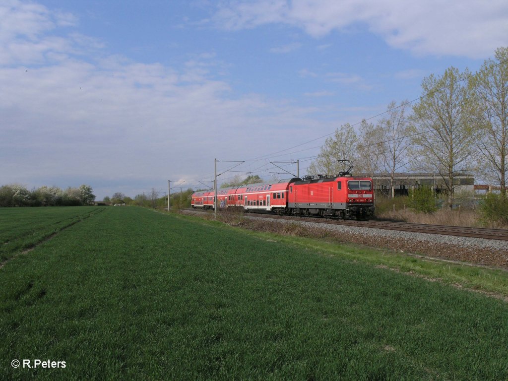 143 249-1 schiebt RE 17692 Leipzig HBF – Magdeburg HBF bei Podelwitz. 16.04.11
