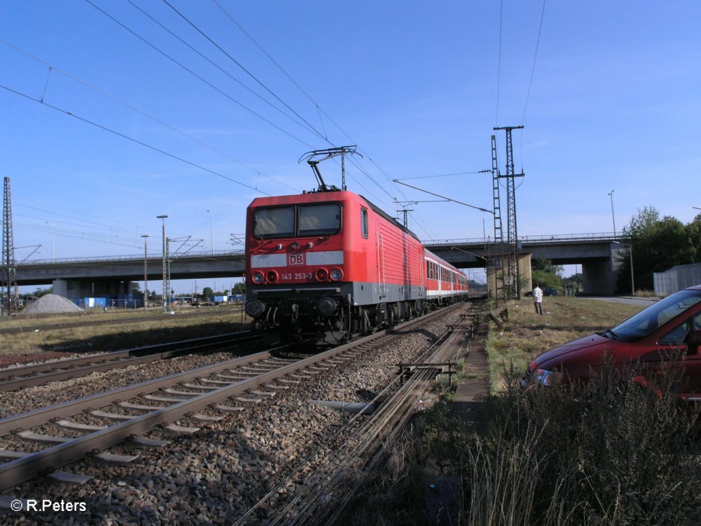 143 253-3 schiebt die RB 32123 Plattling bei Regensburg Ost. 09.09.09
