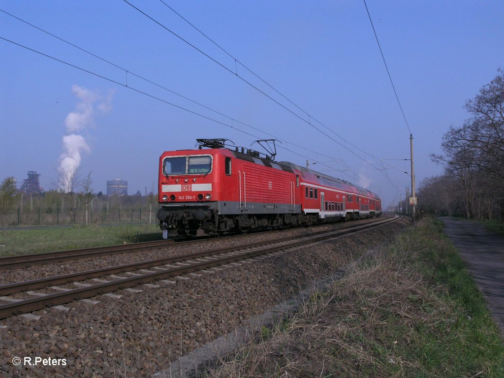 143 254-1 erreicht Eisenhttenstadt als RE 18211 Cottbus 18.04.11

