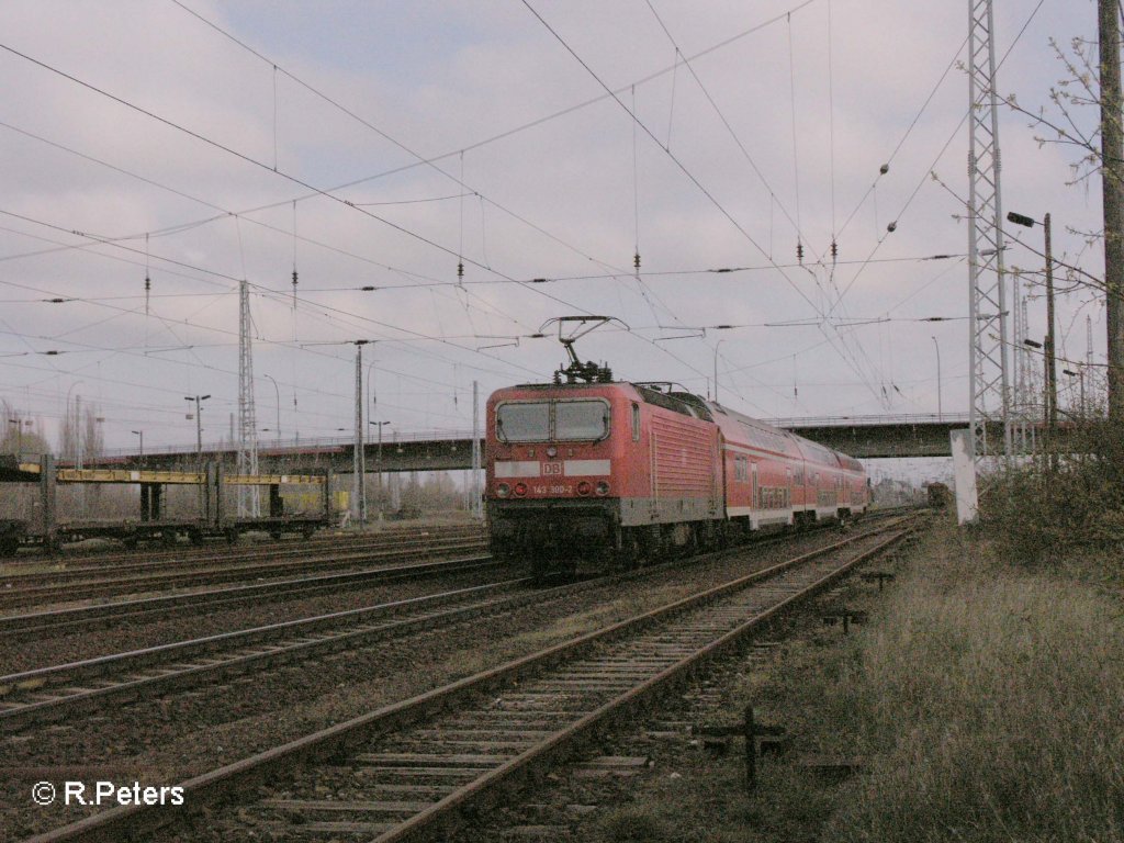 143 300-2 schiebt den RB11 Frankfurt/Oder durch Eisenhttenstadt. 19.04.08