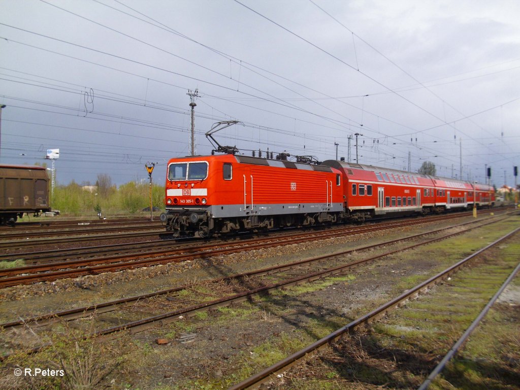 143 305-1 schiebt den RB11 Frankfurt/Oder in den Bahnhof Eisenhttenstadt. 21.04.10