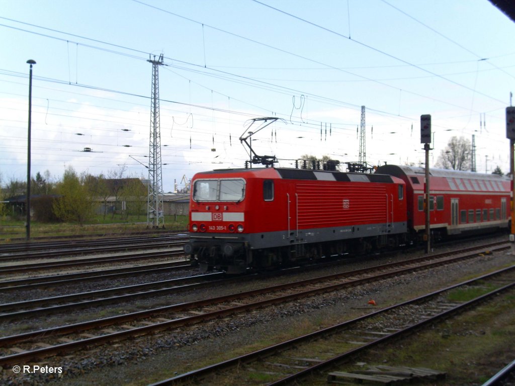 143 305-1 schiebt die RB11 Frankfurt/Oder in den Bahnhof Eisenhttenstadt. 21.04.10