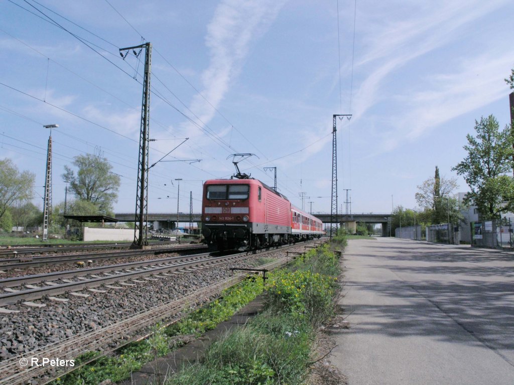 143 824-1 schiebt die RB 32523 nach Neufarn Niederbayern.