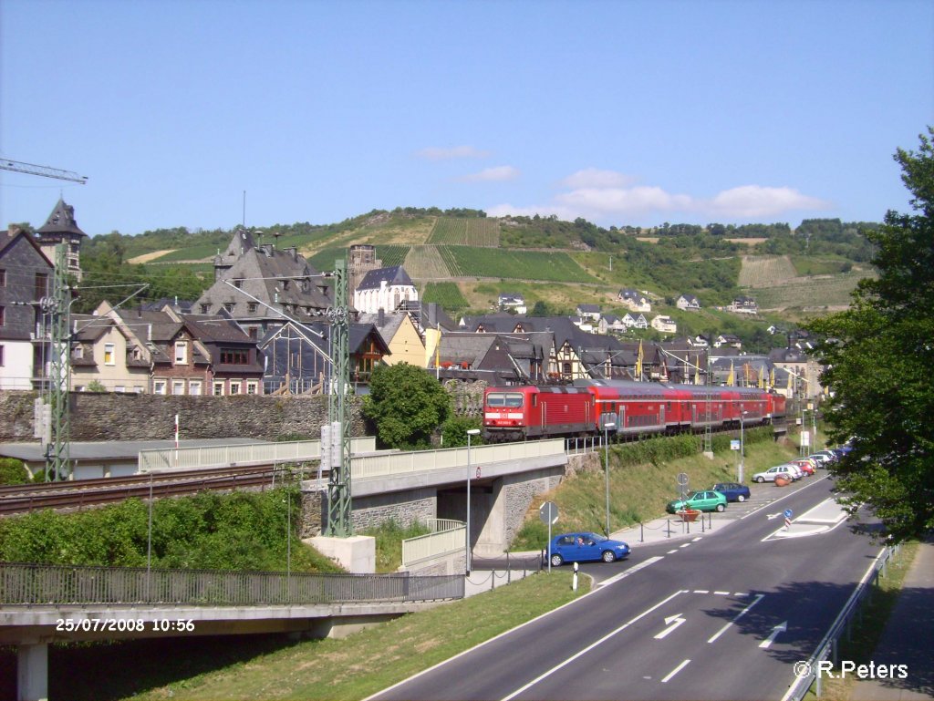 143 833-2 schiebt im Sandwitch ein RE Koblenz durch Oberwesel. 25.07.08