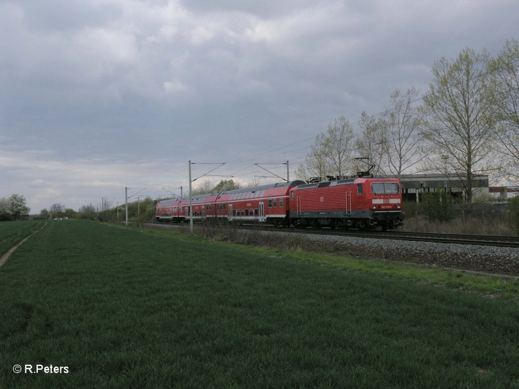 143 893-6 schiebt RB26112 Leipzig HBF – Dessau bei Podelwitz. 16.04.11
