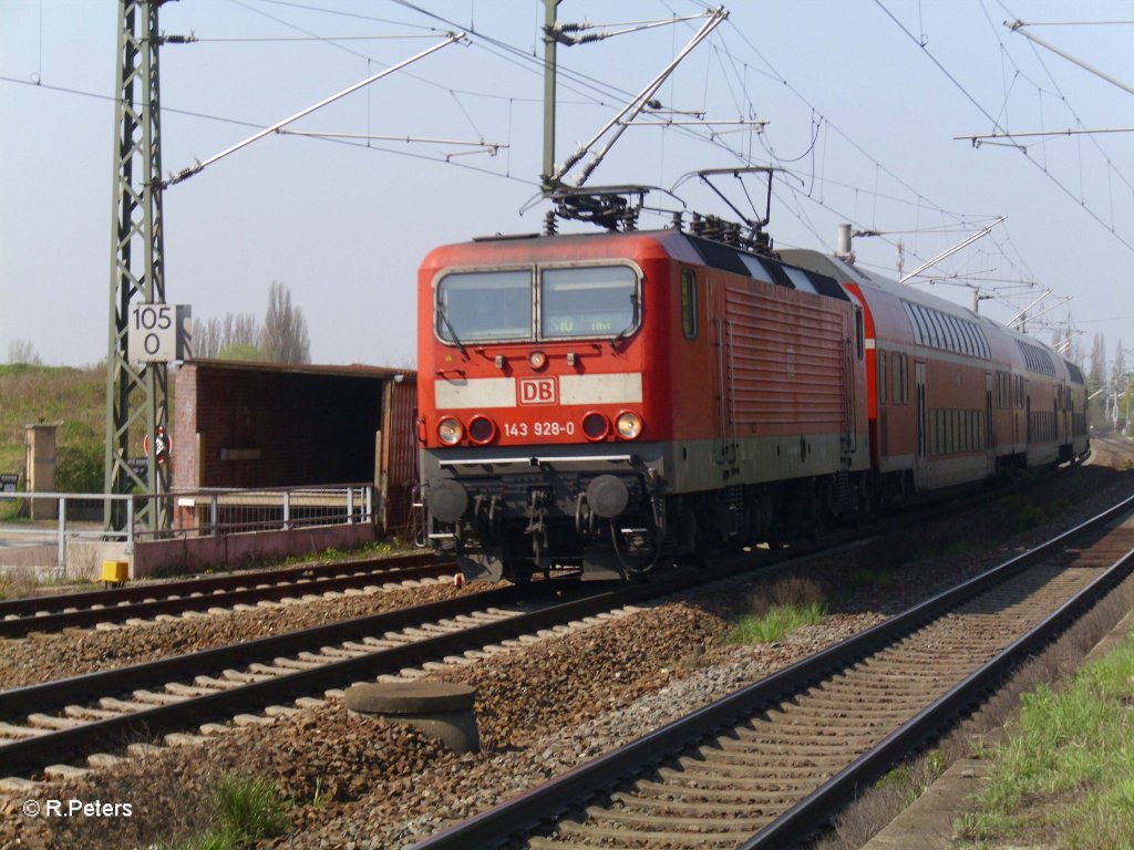 143 928-0 fuhr mit der S10 Leipzig in Schkeuditz ein. 25.04.10