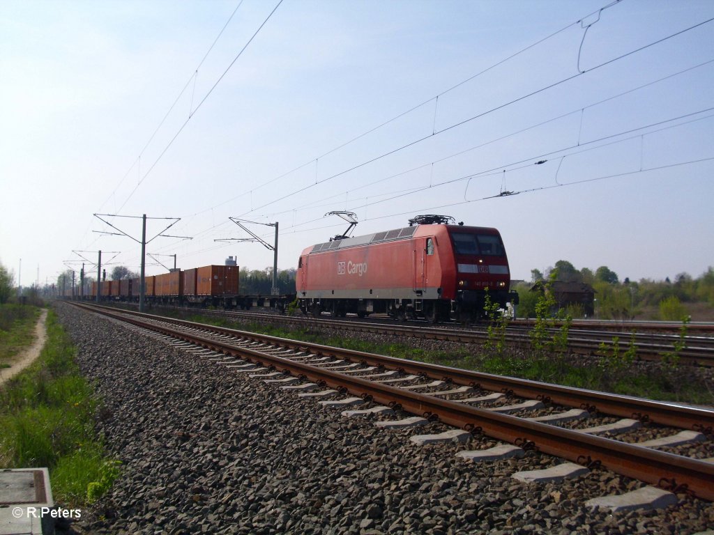 145 010-5 mit einem Containerzug in Schkeuditz. 25.04.10