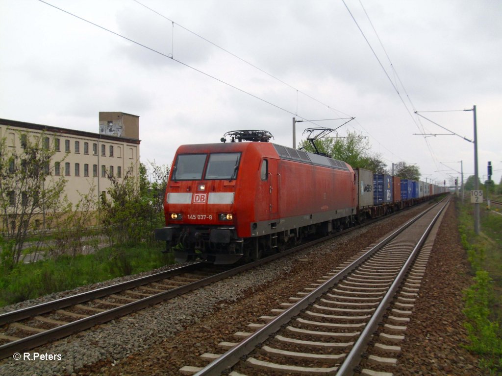 145 037-8 mit einem Containerzug in Schkeuditz am 02.05.10