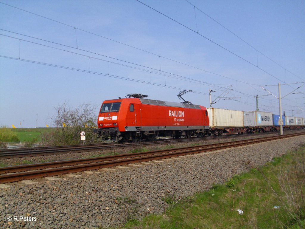 145 067-5 zieht ein Containerzug bei Schkeuditz. 25.04.10