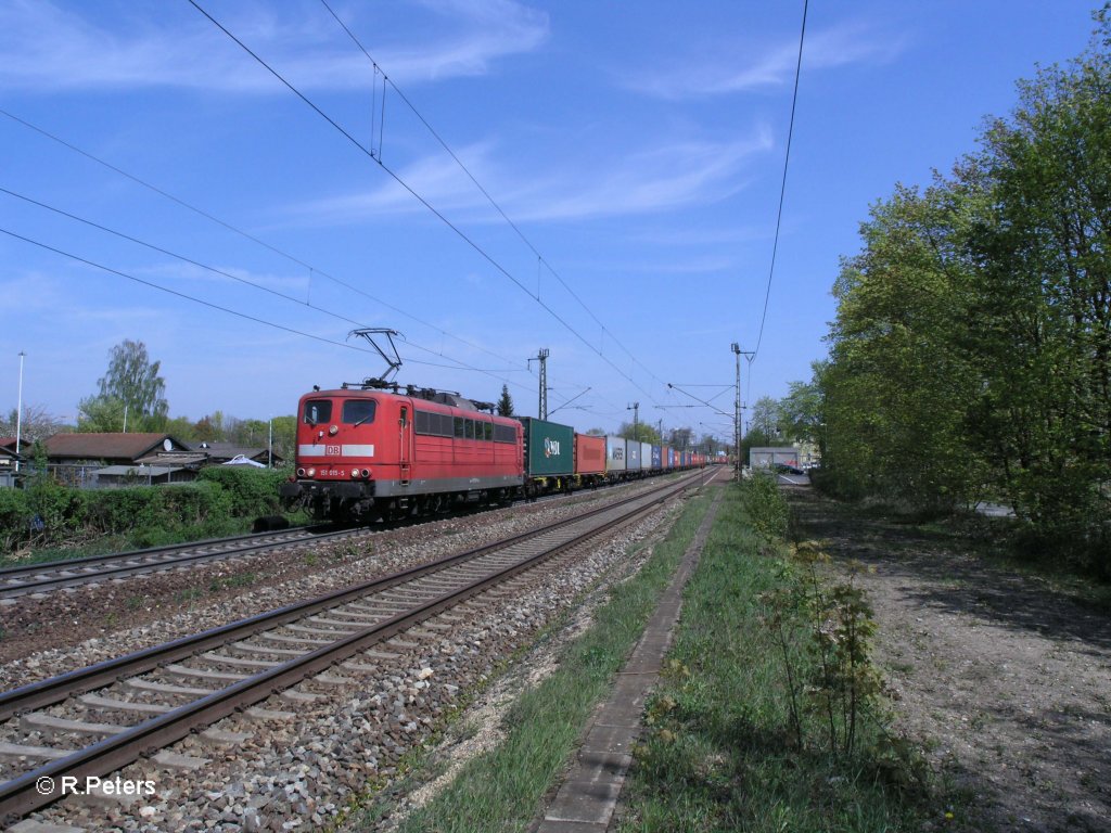 151 015-5 zieht einen Containerzug durch Regensburg Prfering. 29.04.10