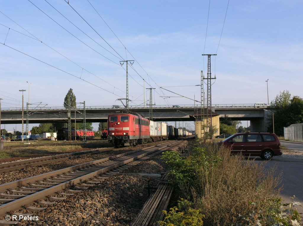 151 034-6 zieht ein Containerzug an Regensburg Ost vorbei.09.09.09
