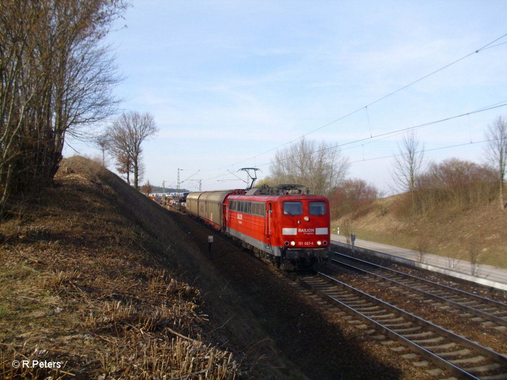 151 067-6 mit gemischten Gterzug bei Fahlenbach. 24.03.11