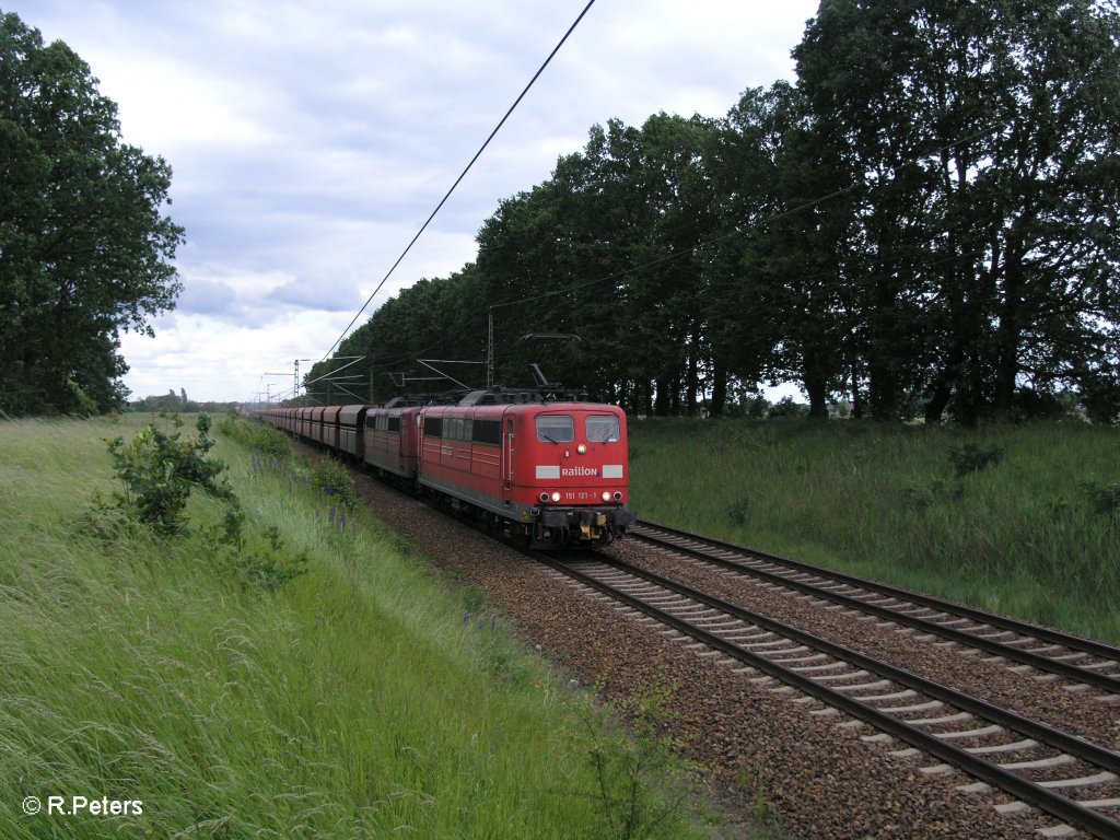 151 121-1 zieht in Doppeltraktion ein Erzbomber bei Jacobsdorf(Mark) nach Ziltendorf. 29.05.09