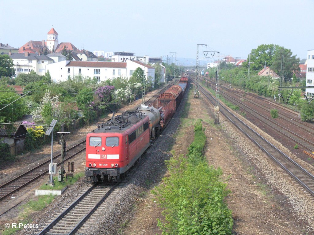 151 136-9 verlsst Regensburg mit ein gemischten Gterzug. 01.05.09