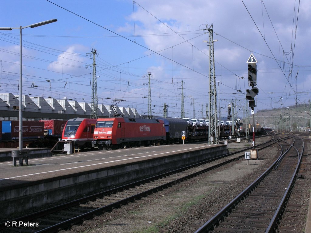 152 002-2 fhrt in Wrzburg mit einem gemischten Gterzug ein. 10.04.10