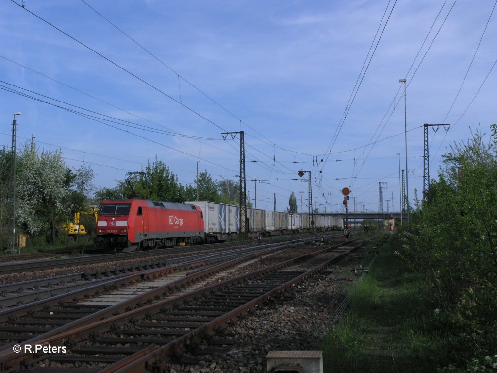 152 029-5 rangiert in Regensburg Ost mit dem Hellmann-Zug. 29.04.10