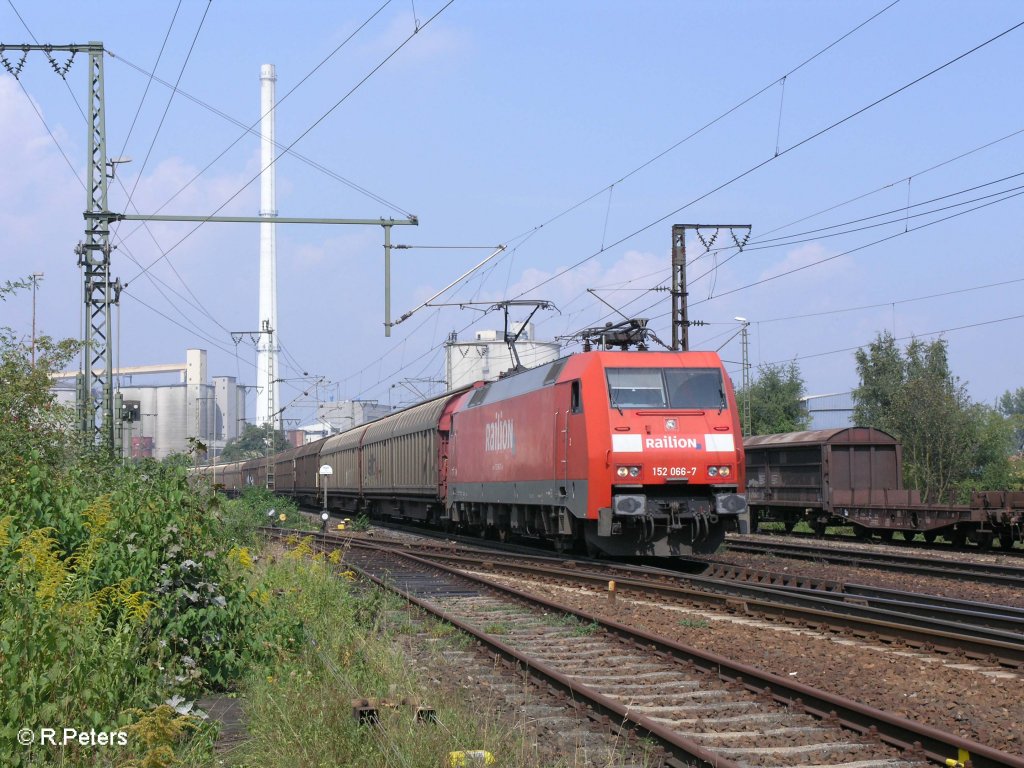 152 066-7 zieht einne gedeckten Gterzug durch Regensburg Ost 27.08.09