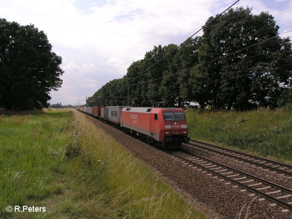 152 092-3 zieht bei Jacobsdorf(Markt) ein Containerzug nach Frankfurt/Oder. 19.07.08