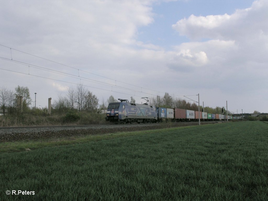 152 138-4 mit Containerzug bei Podelwitz. 16.04.11