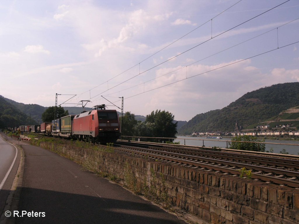 152 153-3 zieht bei Rheindiebach ein Intermodalzug. 25.07.08