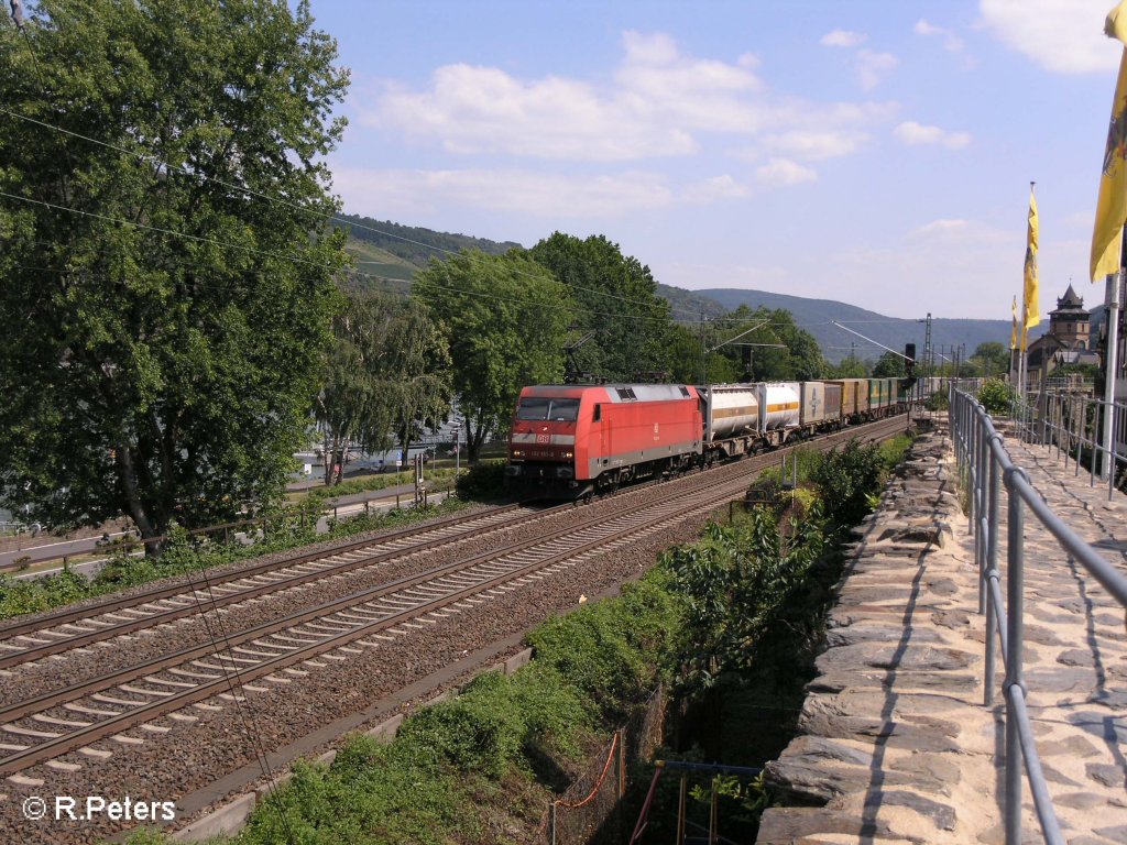 152 155-8 durchfhrt Oberwesel mit ein Intermodelzug. 24.07.08