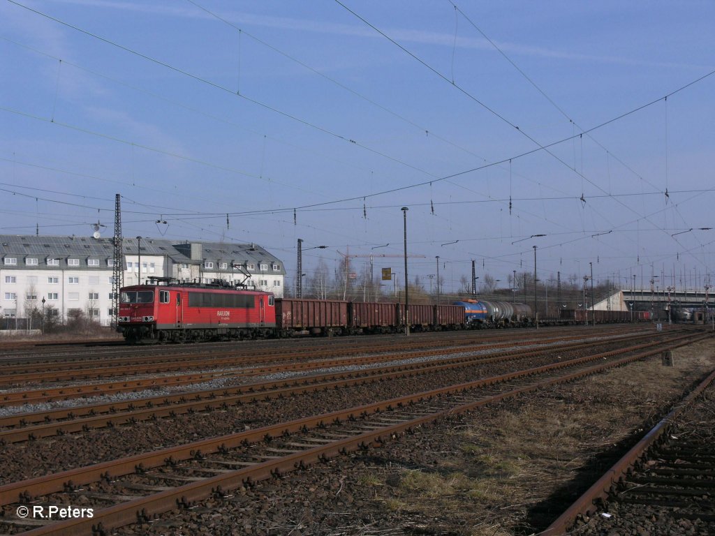 155 159-7 durchfhrt Leipzig Schnefeld mit einem gemischten Gterzug. 12.03.11